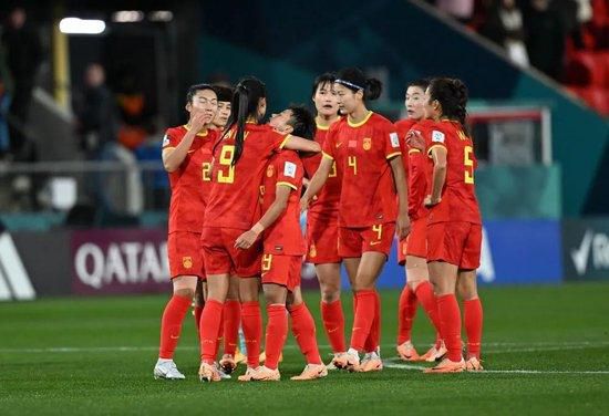 英语老师挽起裙子坐在我腿上