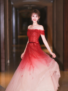 女撑大肚子